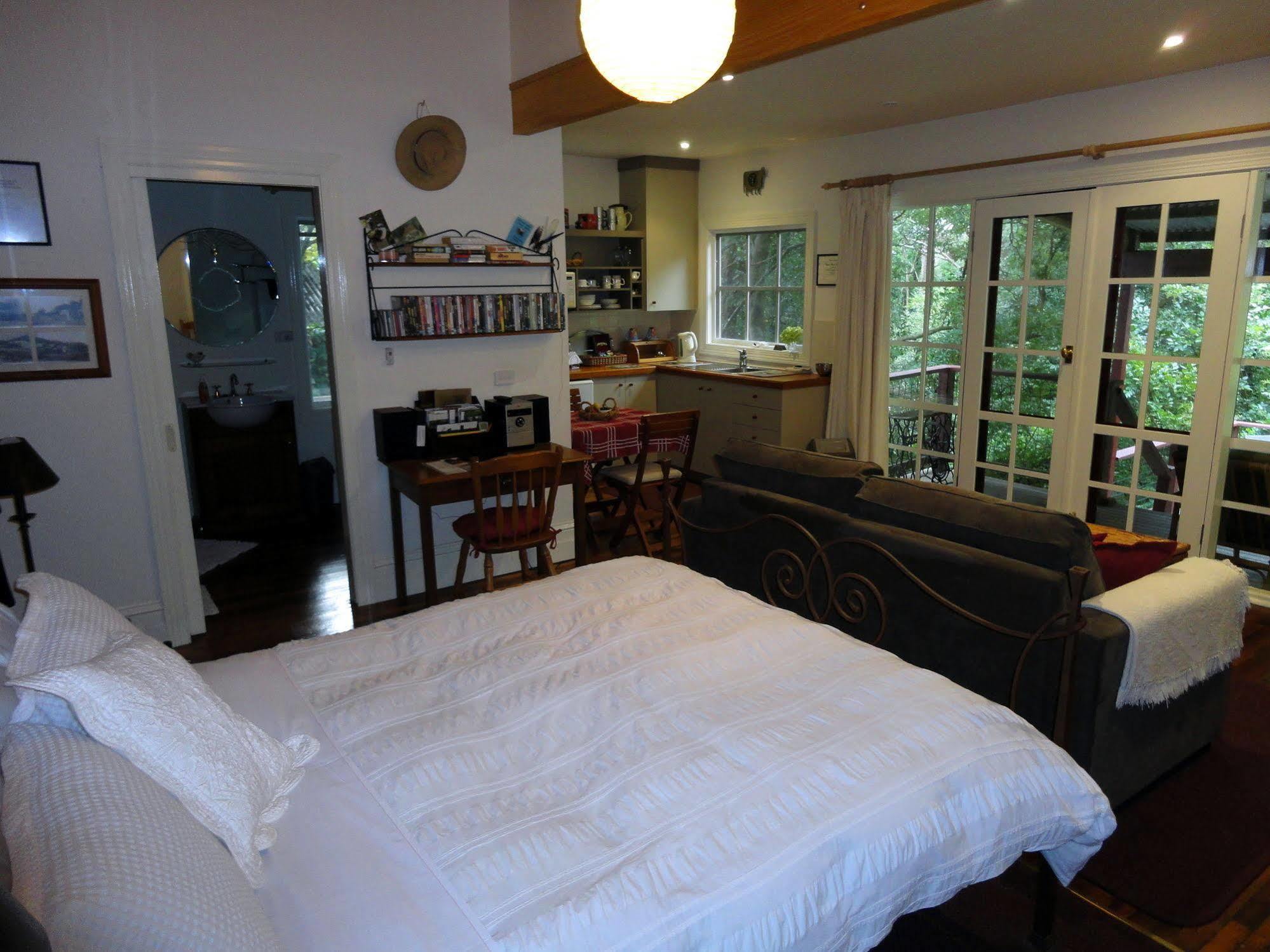 Stone'S Throw Cottage Bed And Breakfast Belgrave Zewnętrze zdjęcie